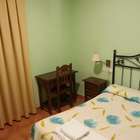 Hostal Las Tres Jotas Alcaracejos Chambre photo